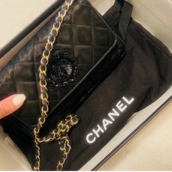 CHANEL Handbags - VINTAGE CHANEL Black Quilted Crossbody Bag with Chain